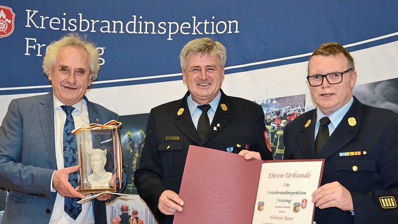 Im Rahmen der Kommandantentagung wurde Helmut Baur zum Ehrenkreisbrandinspektor ernannt; Landrat Helmut Petz (links) und Kreisbrandrat Manfred Danner (rechts) gratulierten.