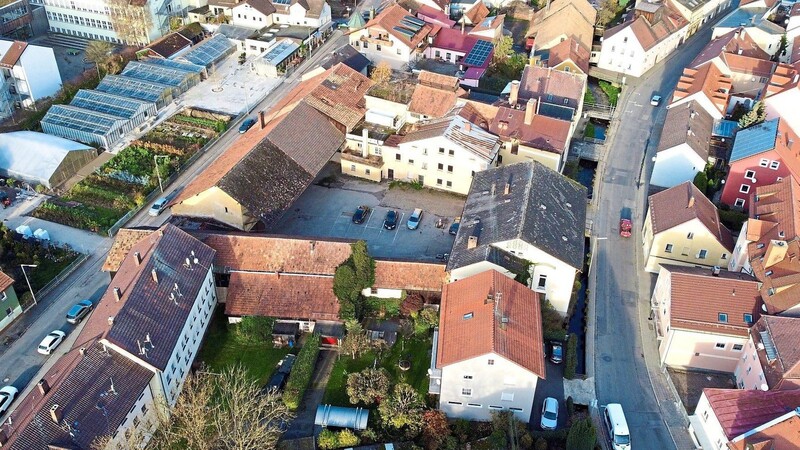 Das alte Späth-Areal im zeitigen Frühjahr, rechts die Lorenz-Zierl-Straße.