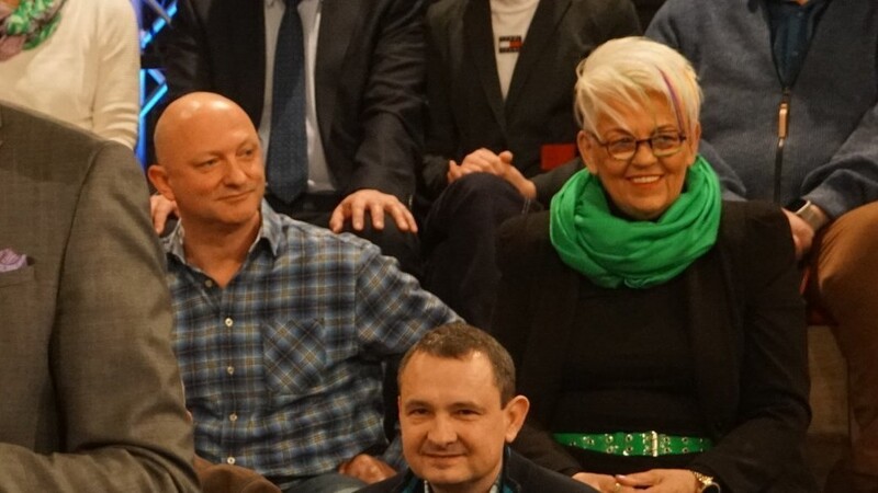 Die Bacher Gemeinderätin Gertraud Rißmann (grünes Halstuch) und Dirk Zutter von der Bürgerinitiative (links daneben) waren im Februar in der Fernsehsendung "Jetzt red i" zu sehen. Thema war das Flüchtlingsschiff, das 2024 zurückkehren soll. Wie stehen die beiden dazu?