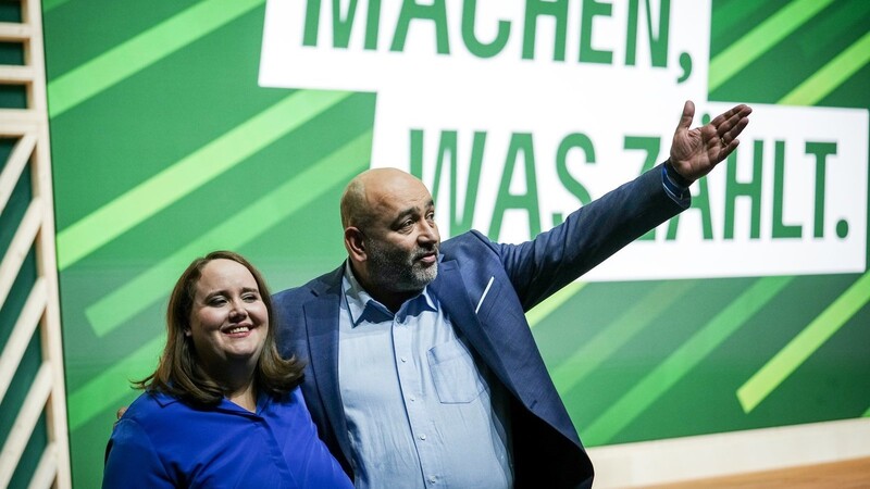 Ricarda Lang und Omid Nouripour werden in Karlsruhe als Grünen-Parteivorsitzende bestätigt.