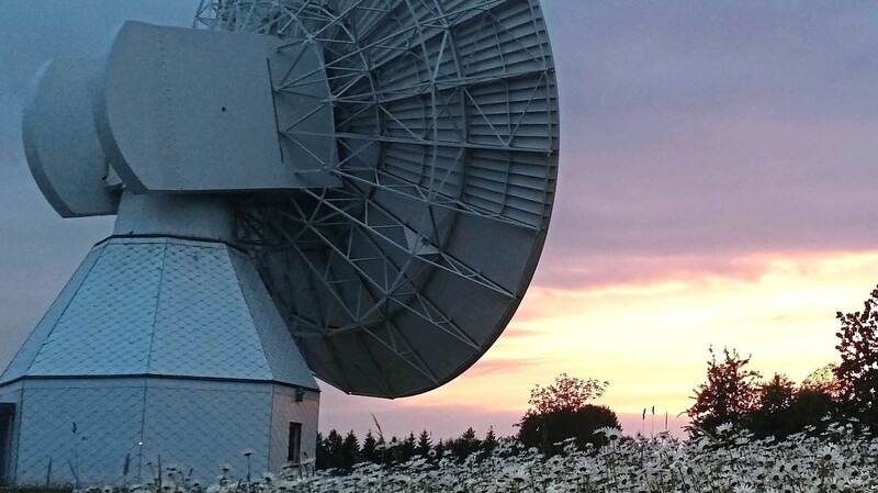 Das in idyllischer Landschaft gelegene Radioteleskop Wettzell wird hauptsächlich mit Personal der TUM betrieben, das zukünftig zur neuen bayerischen Raumfahrtstrategie gehört.