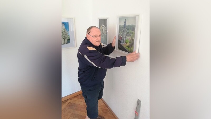 Willy Kittel beim Aufhängen eines seiner Bilder während seiner jüngsten Ausstellung auf der Burg Trausnitz.