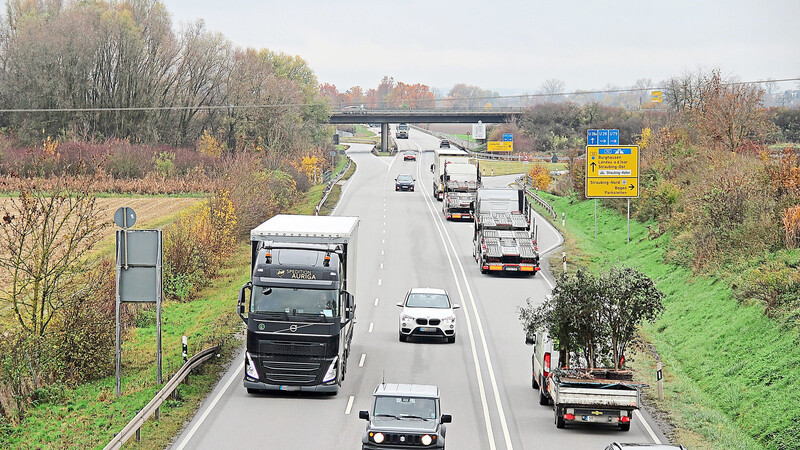 Das durchschnittliche Verkehrsaufkommen auf der B 20 zwischen Steinach und Aiterhofen ist schon jetzt doppelt so hoch wie im Bayern-Durchschnitt. Erwartet wird aber eine weitere Steigerung.