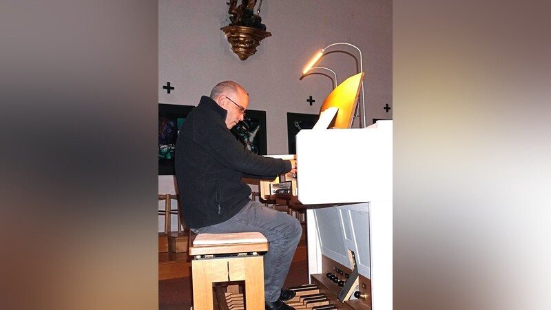 An der Orgel spielt Markus Rupprecht beim Sonntagskonzert Werke von Bach, Händel und viele weitere Stücke.