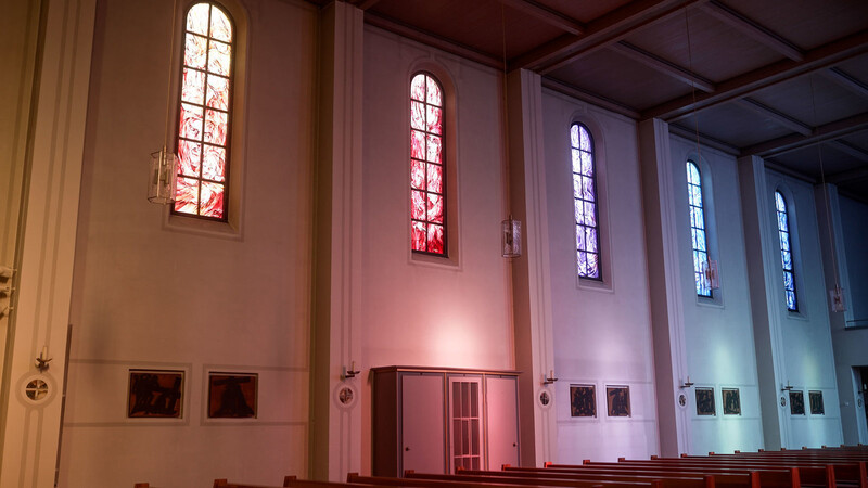 Die neuen Fenster lassen die Kirche bunt erstrahlen.
