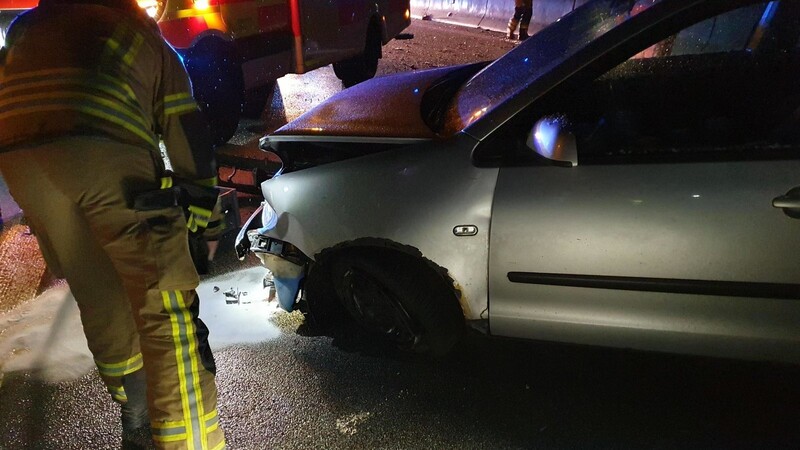 Ein Feuerwehrler nimmt das beschädigte Auto in Augenschein. Die Insassen wurden bei dem Unfall leicht verletzt.
