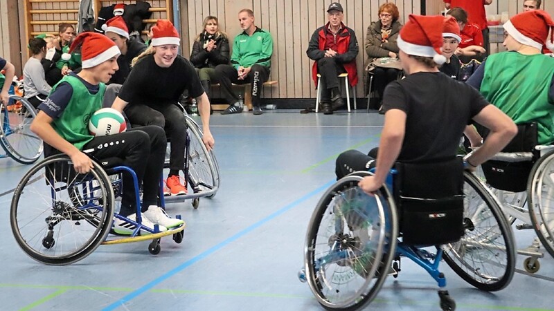 Anschieben, lenken und gleichzeitig den Ball führen war für die Teilnehmer im Rollstuhl nicht immer ganz einfach.
