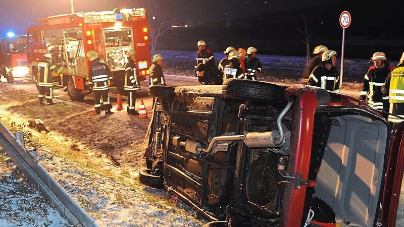 Einsetzender Schneefall und Glätte haben Winterdienst, Rettungsdienst und Feuerwehren bei ihren Einsätzen bei Unfällen auf Trab gehalten.