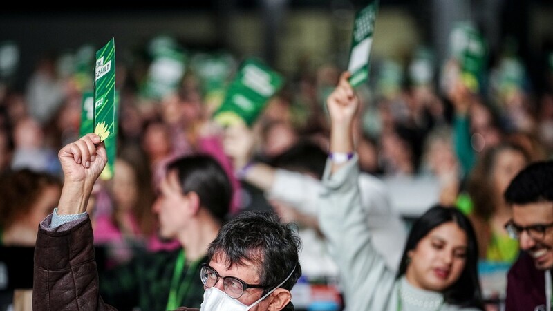 Nach einer emotionalen und hitzigen Debatte haben fast zwei Drittel der Grünen der Parteispitze beim Migrationskurs den Rücken gestärkt.