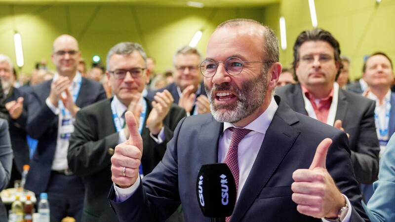 Manfred Weber freut sich auf der CSU-Delegiertenversammlung über seine Wahl zum Spitzenkandidaten der Partei für die Europawahl.