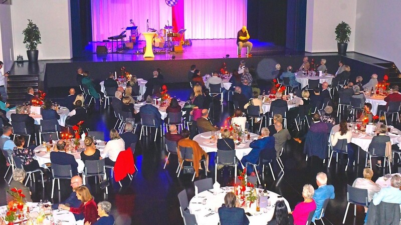 Etwa 150 Gäste besuchten die Jubiläumsfeier der Stadthalle Dingolfing am Samstagabend.