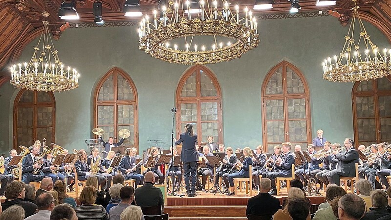 Claudio Temporale dirigierte das Blasorchester der Städtischen Musikschule am Sonntagmorgen im Rathausprunksaal: Auf dem Programm standen primär moderne Stücke, zum Beispiel der Soundtrack von "Die Chroniken von Narnia".