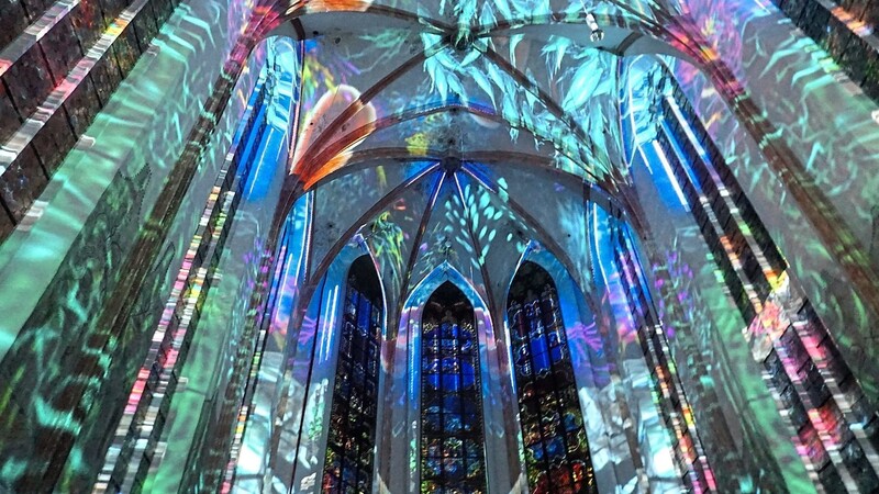 Die Agentur Projektil aus Zürich taucht die Minoritenkirche mit acht Hochleistungsprojektoren in ein Meer aus Farben, Formen und Effekten.