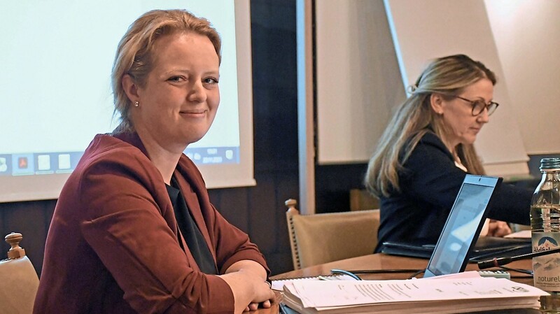Kämmerin Nadine Eggl (li.) stellte im Stadtrat die Eckdaten des Haushalts vor.