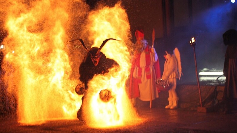 Spektakulär kamen die "Labertaler Höllenteufel". Auch der Nikolaus beobachtete das Treiben.