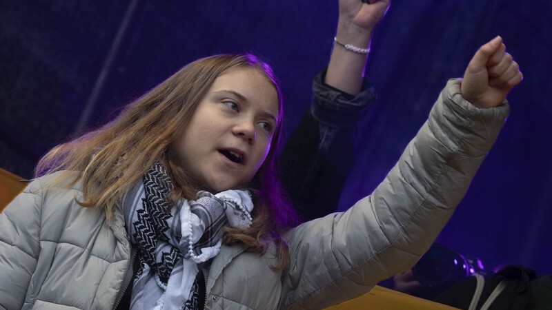 Bei einer Kundgebung in Amsterdam hat Klimaaktivistin Greta Thunberg für Aufregung gesorgt.