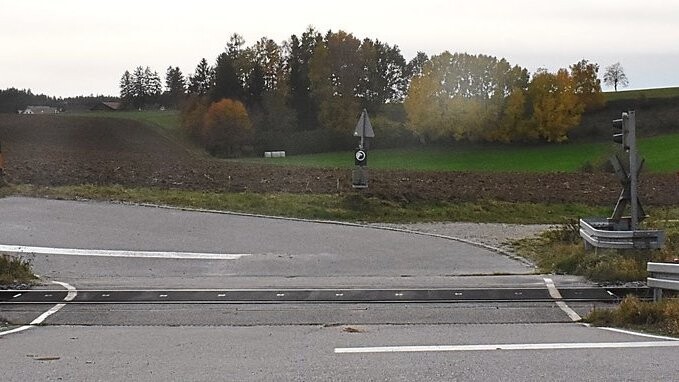 Jenseits des Bahnübergangs bei Irlach sollte auf einen ausgedehnten Acker eine Freiflächen-Photovoltaikanlage errichtet werden - was im Gemeinderat abgelehnt wurde.