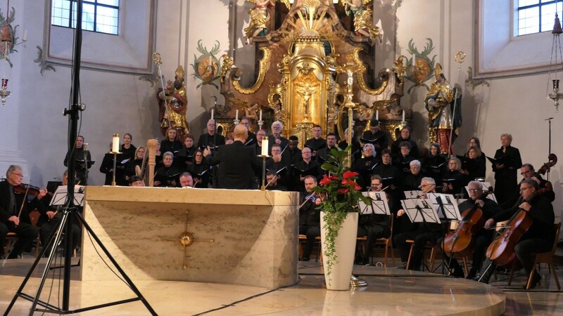 Der Kirchenchor Sankt Augustinus und das Orchester.