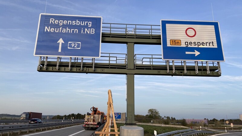 In Fahrtrichtung Deggendorf steht sie bereits: eine Verkehrszeichenbrücke. Eine vergleichbare Brücke soll diese Woche auch in Fahrtrichtung München aufgebaut werden.