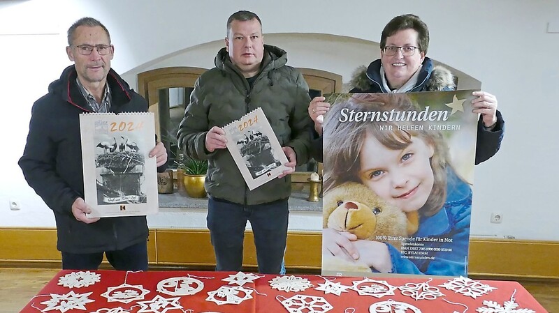 Walter Spießl, Matthias Rötzer und Agnes Spießl vom Vorstandsteam der Kolpingsfamilie mit dem neuen Bildkalender 2024 und einer Auswahl von Sternen zugunsten der Aktion Sternstunden.
