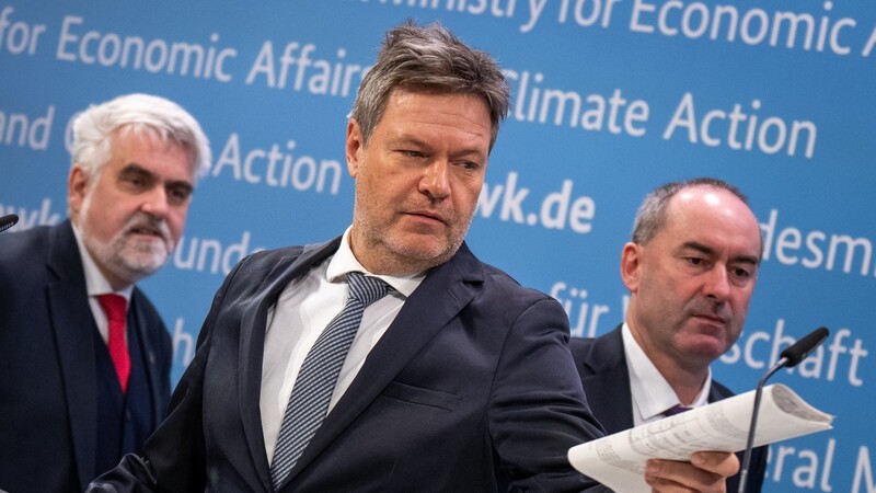 Bundeswirtschaftsminister Robert Habeck (M) und seinen Länderkollegen Hubert Aiwanger (Bayern, r.) und Armin Willingmann (Sachsen, l.) äußern sich nach dem Treffen auf einer Pressekonferenz.