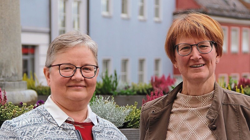 Besonders die Themen Vorsorgevollmacht und Barrierefreiheit interessieren Menschen, die Familienmitglieder pflegen, sagen die Sozialpädagoginnen Anna Berlinger (v.l.) und Barbara Mittnacht.
