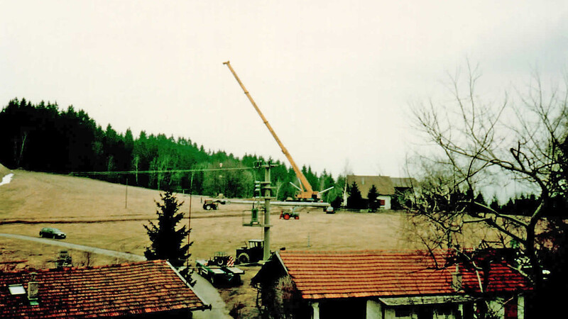 Ein Bild vom Aufbau des 30 Meter hohen Windrads auf der Bernhardshöhe in der Gemeinde Sankt Englmar aus dem Jahr 1994.