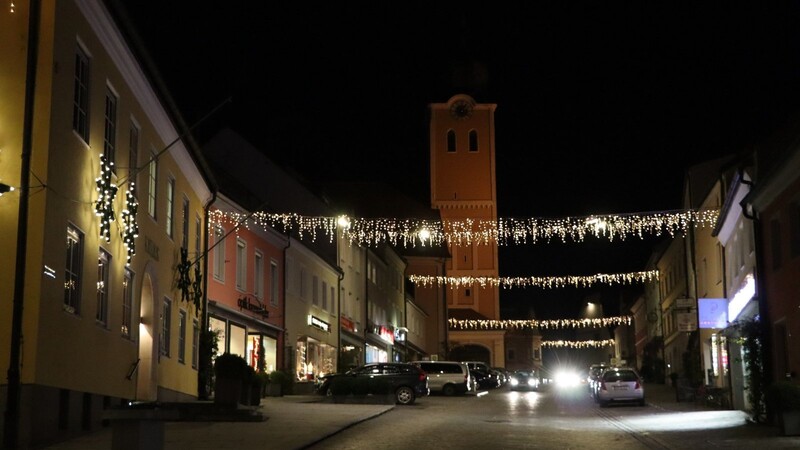 Die Landauer Stadtpfarrkirche Mariä Himmelfahrt wird seit wenigen Wochen wieder beleuchtet. Das Rathaus wird von der Weihnachtsbeleuchtung erhellt.