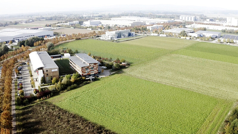 Auf dem Grundstück zwischen Technologie- und Gründerzentrum und Biocubator (links im Vordergrund) sowie dem Firmengebäude von Clariant (rechts dahinter) soll die Multipilot-Anlage gebaut werden.