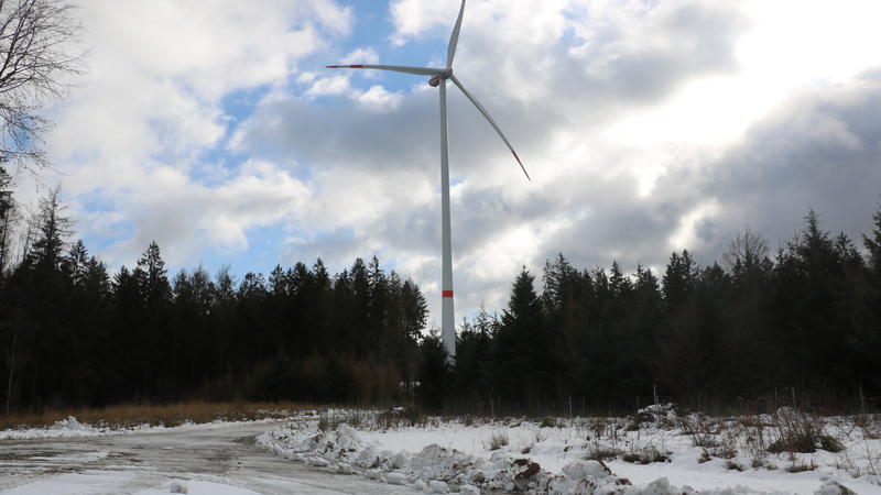 Windkraftanlagen sind im Landkreis Straubing-Bogen selten. Abgesehen von dem großen Windpark Schiederhof in der Gemeinde Wiesenfelden gibt es nur wenige Kleinwindanlagen.