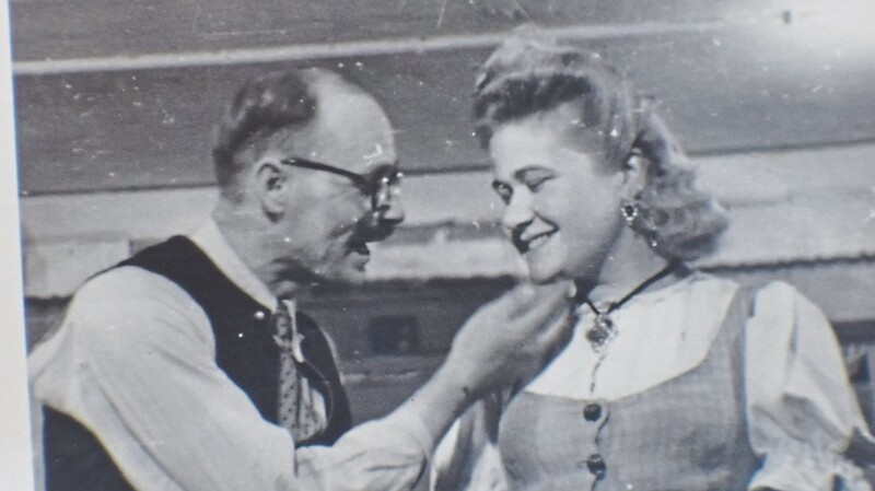 Das Szenenfoto zeigt Albert Gassner mit Emma Schrei als "Dorf-Venus".