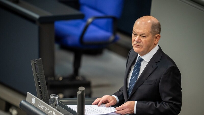Bundeskanzler Olaf Scholz (SPD) spricht bei einer Regierungserklärung zur Haushaltslage im Bundestag.