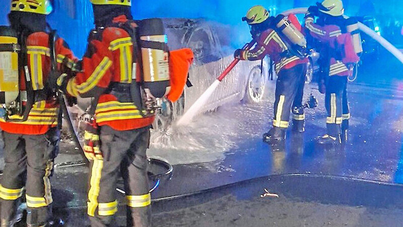 Die Feuerwehr musste am 24. Mai zu mehreren Autobränden anrücken.