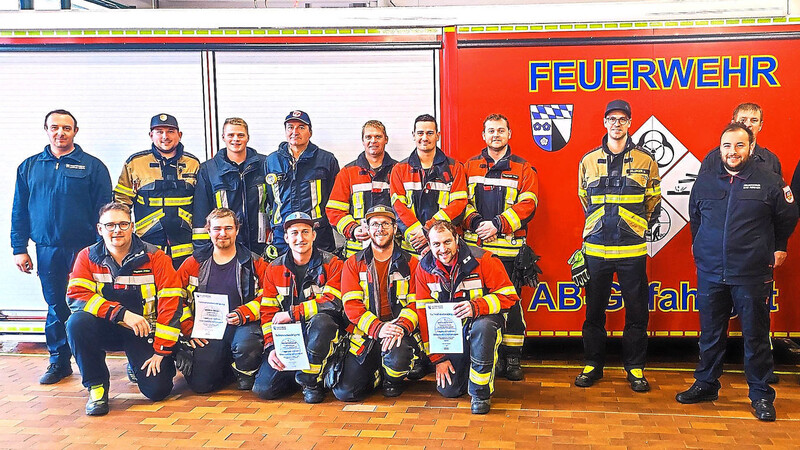 Die erfolgreichen Teilnehmer der Freiwilligen Feuerwehren Volkenschwand und Wildenberg mit den Urkunden in Händen zusammen mit ihren Ausbildern.