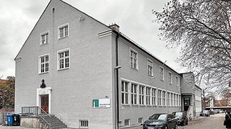 Die Wirtschaftsschule Seligenthal ist eine anerkannte, private Schule mit 341 Schülern. Träger ist die Schulstiftung Seligenthal.