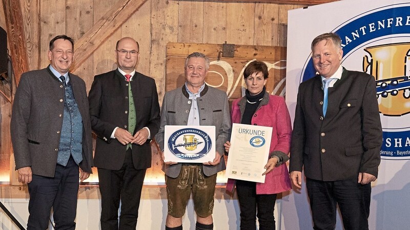 "Das Kastl" wurde als "Musikantenfreundliches Wirtshaus" ausgezeichnet, hier die Eheleute Michael und Petra Eberl mit Finanz- und Heimatminister Albert Füracker sowie Bürgermeister Dr. Franz Gassner.