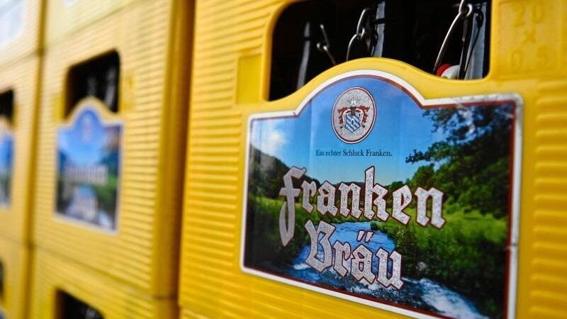 Zahlreiche Bierkästen der Brauerei Franken Bräu stehen auf dem Betriebsgelände (Symbolbild).