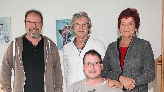 Familie Stacha zusammen mit Christian Neumeir von der Familienkrebshilfe Sonnenherz (l.).
