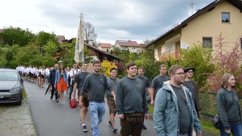 In einem langen Zug kamen die Moosbach nach Stallwang, um die Jugendgruppe um die Übernahme der Patenschaft zu bitten.