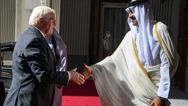 Scheich Tamim bin Hamad Al Thani, Emir von Katar, begrüßt Bundespräsident Frank-Walter Steinmeier (l.) vor dem Palast des Emirs zu einem Gespräch.