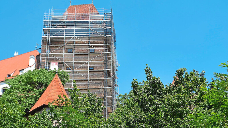 Das Baugerüst um den Wittelsbacher Turm steht seit November und wird auch mal zum Herumklettern genutzt.