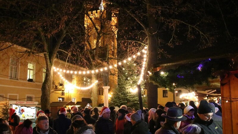 So wie zuletzt 2018 wird der Christkindlmarkt wieder auf dem malerischen Schlossplatz stattfinden.