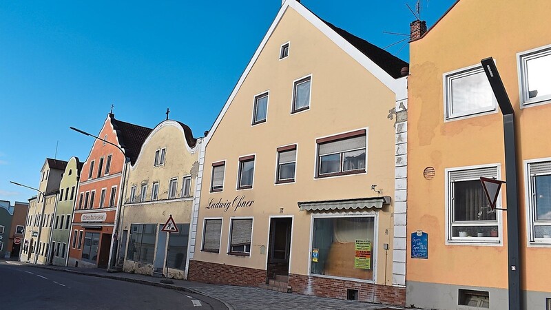 Das ehemalige Café Oßner und das Gebäude links daneben werden demnächst für eine Neubebauung Platz machen.