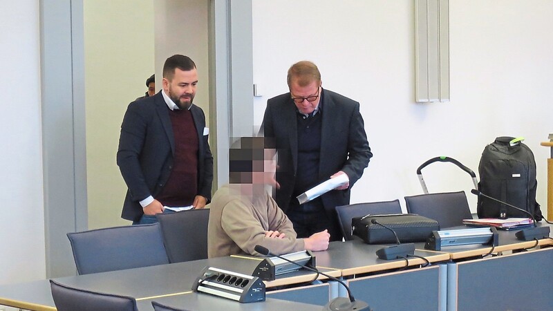 Jetzt sind die fehlenden Akten da, genug Zeit zum Lesen war aber wieder nicht. Die Verteidiger Jan Bockemühl (rechts) und David Hölldobler rieten dem Angeklagten dennoch zum umfassenden Geständnis.