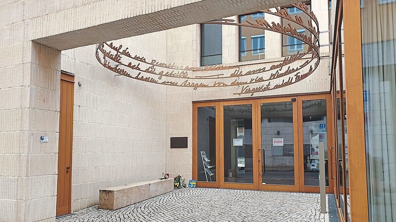 Die jüdische Synagoge in Regensburg. Hier werden immer wieder Blumen abgelegt.