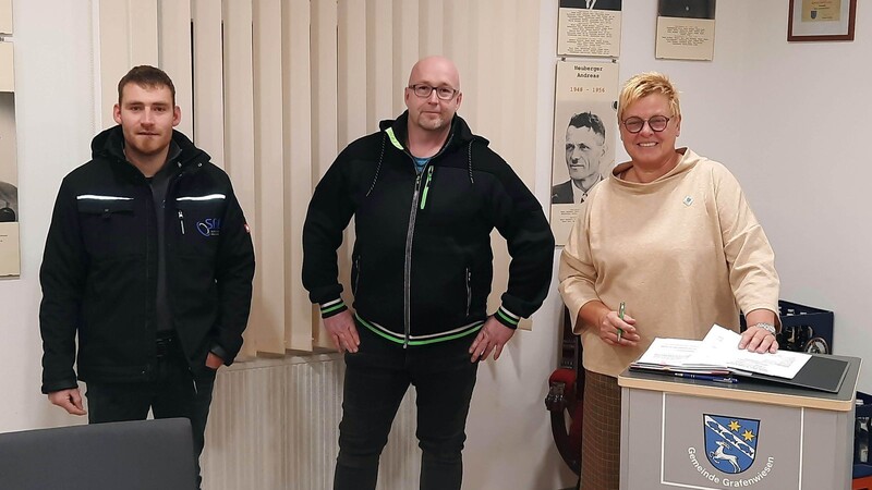 Die neuen Beschäftigten der Gemeinde Andreas Amesberger und Robert Winkler mit Bürgermeisterin Sabine Steinlechner (v.l.)