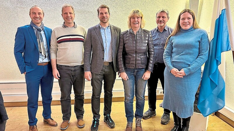 Die neue Vorstandschaft: Iris Hofmann, Bürgermeister Sandro Bauer, Cornelia Decker, Michael Mühlbauer junior, Matthias Moritz und Stefan Simeth (von rechts).