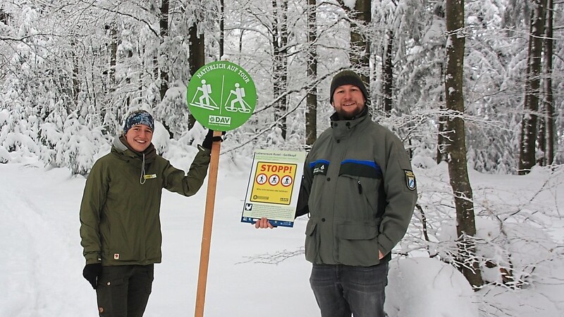 Naturpark-Rangerin Lea Stier und Förster Tobias Schropp stellen die neuen Schilder vor.