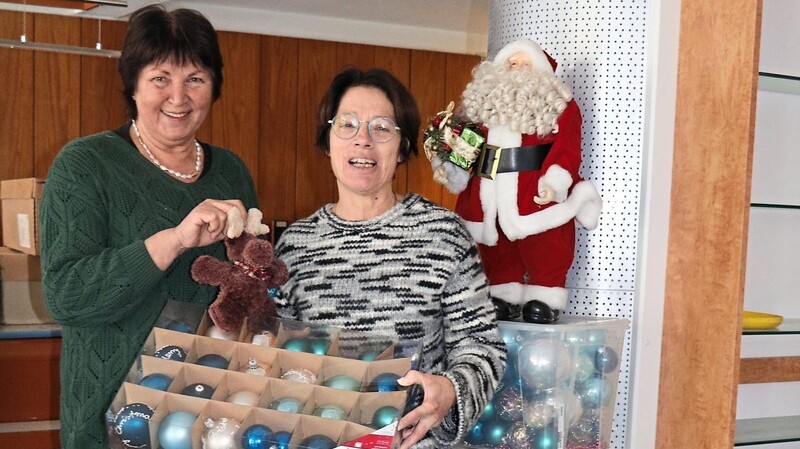 Während des Christkindlmarkts am 9. Dezember präsentieren Lisa Deutsch (links) und Andrea Pawelka ihre weihnachtlichen "Trödel-Schmankerl" in der Apotheke am Rathaus.