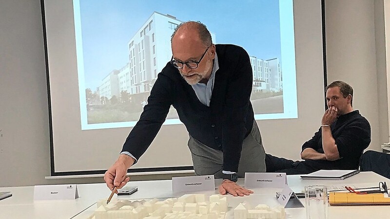 Reiner Nowak vom Architekturbüro CSMM erklärte die geplanten Aufstockungen des Hotels.